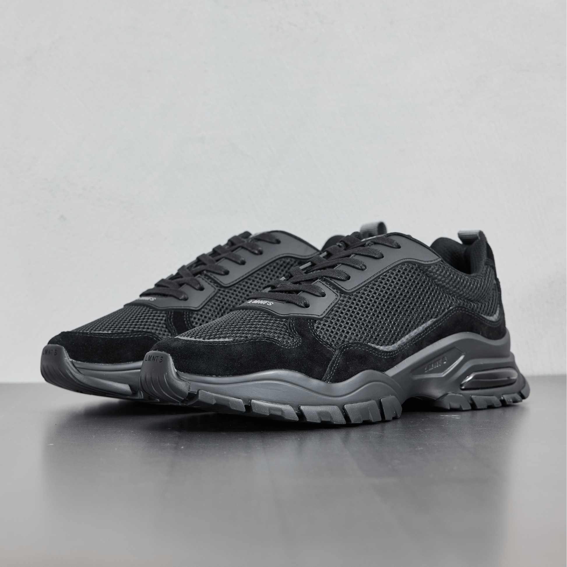 LMNTS Shoes Alpha Runner - Black / Black